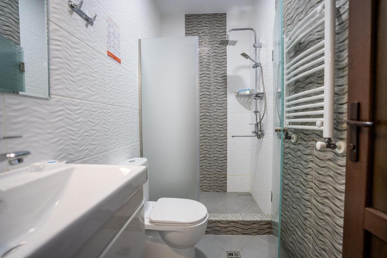 Siberia Hotel Tiflis Exterior foto A wet room