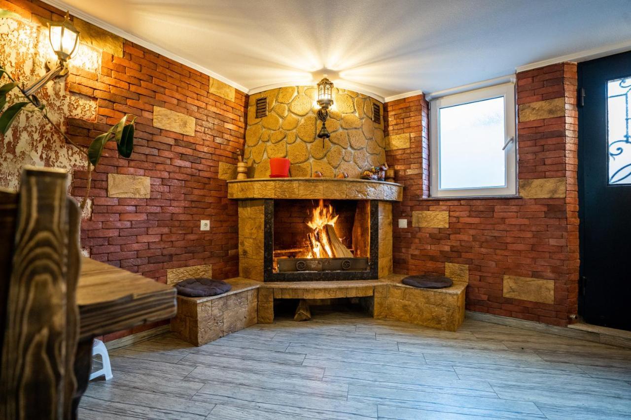 Siberia Hotel Tiflis Exterior foto A fireplace in a home