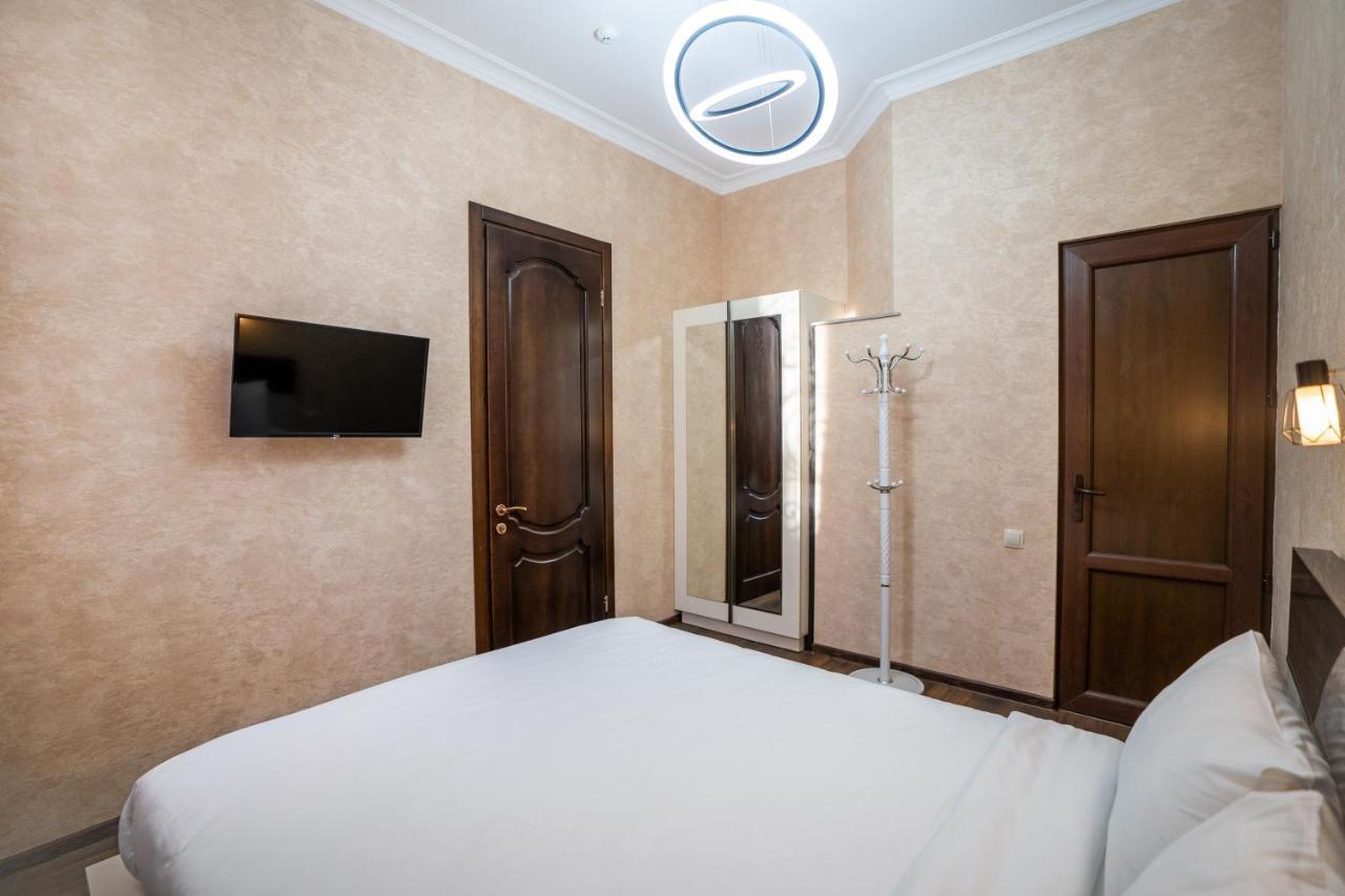 Siberia Hotel Tiflis Exterior foto A bedroom in a hotel