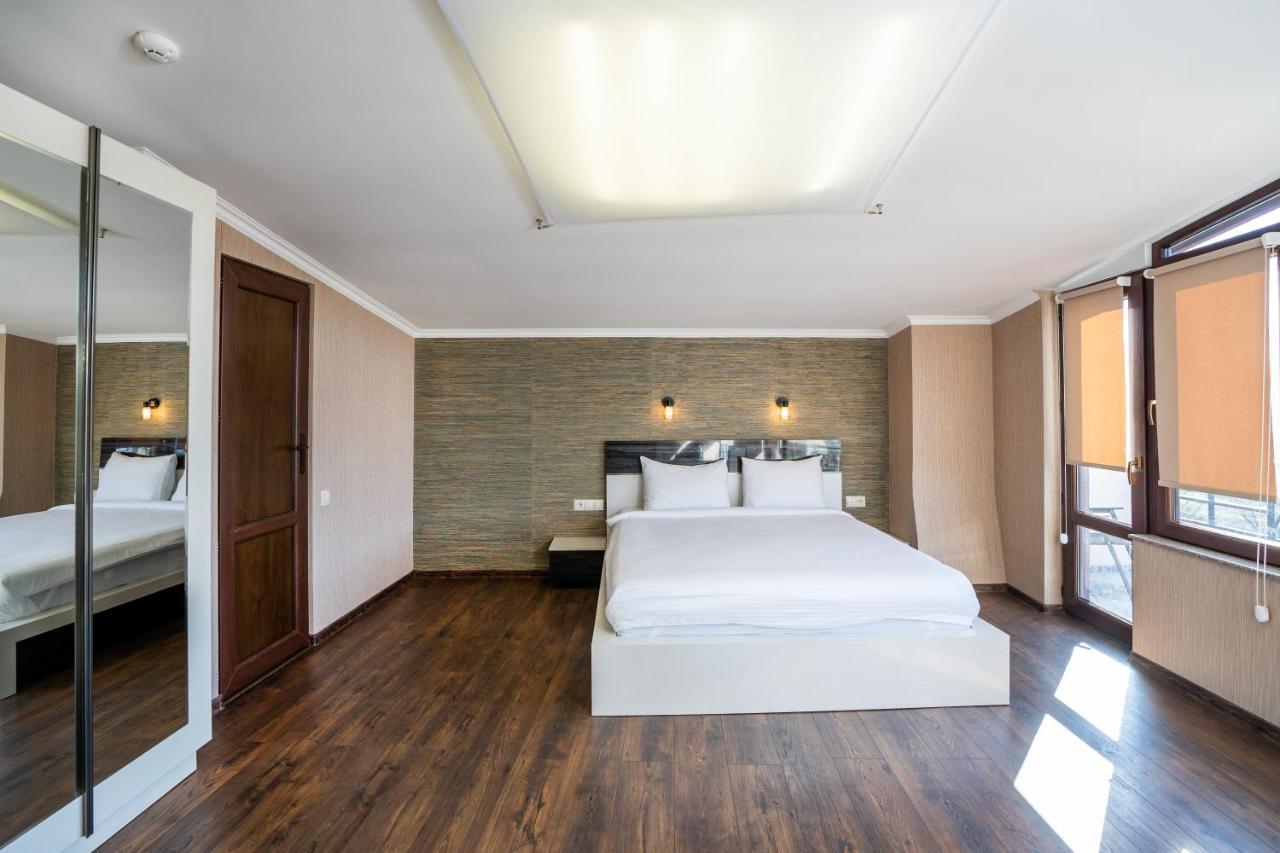 Siberia Hotel Tiflis Exterior foto A bedroom at the hotel