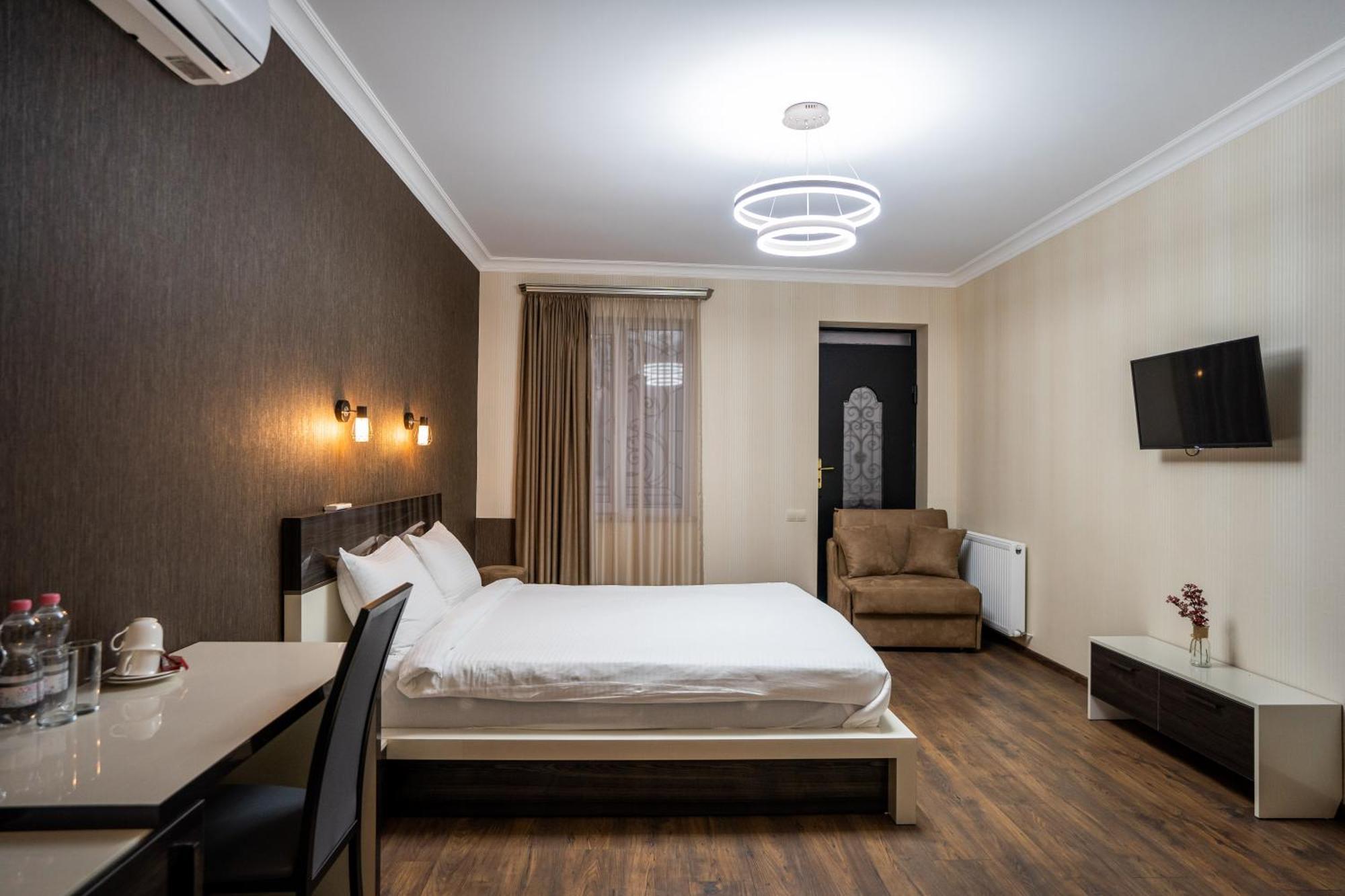 Siberia Hotel Tiflis Exterior foto A room at the hotel