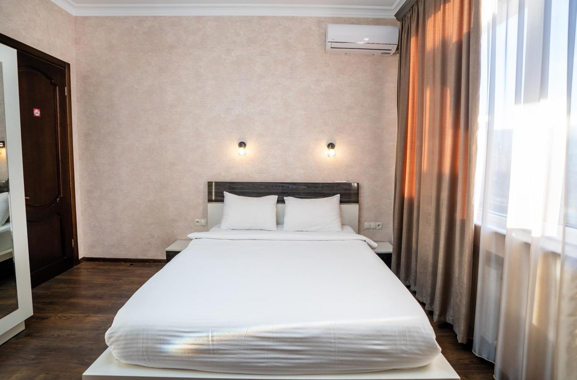 Siberia Hotel Tiflis Exterior foto A bedroom