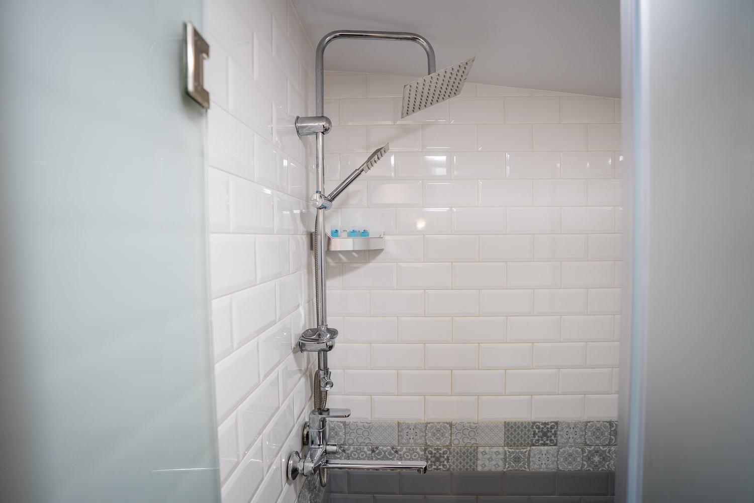 Siberia Hotel Tiflis Habitación foto A shower