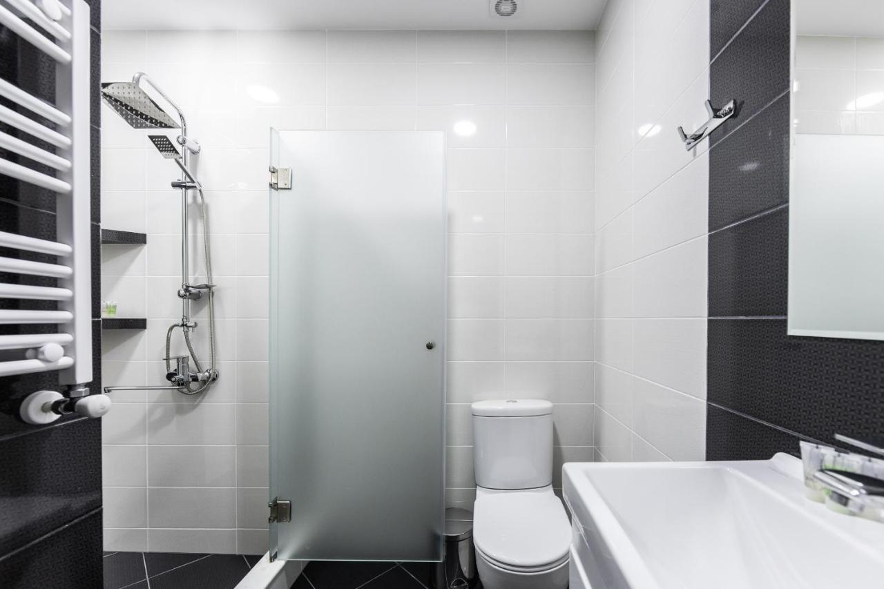 Siberia Hotel Tiflis Exterior foto A modern bathroom