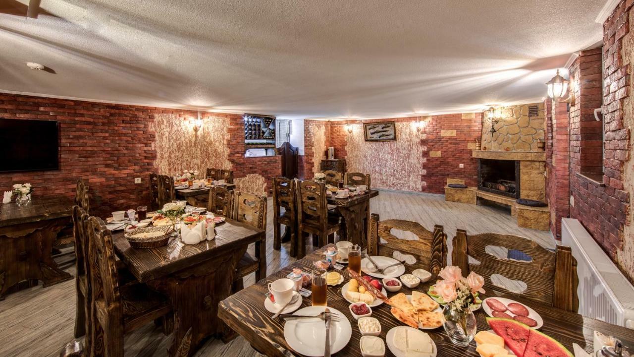Siberia Hotel Tiflis Exterior foto A traditional Georgian restaurant